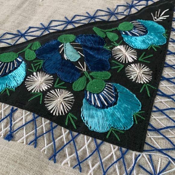 Beautiful hand appliqué and embroidery tablecloth / tapestry - Picture 3 of 12